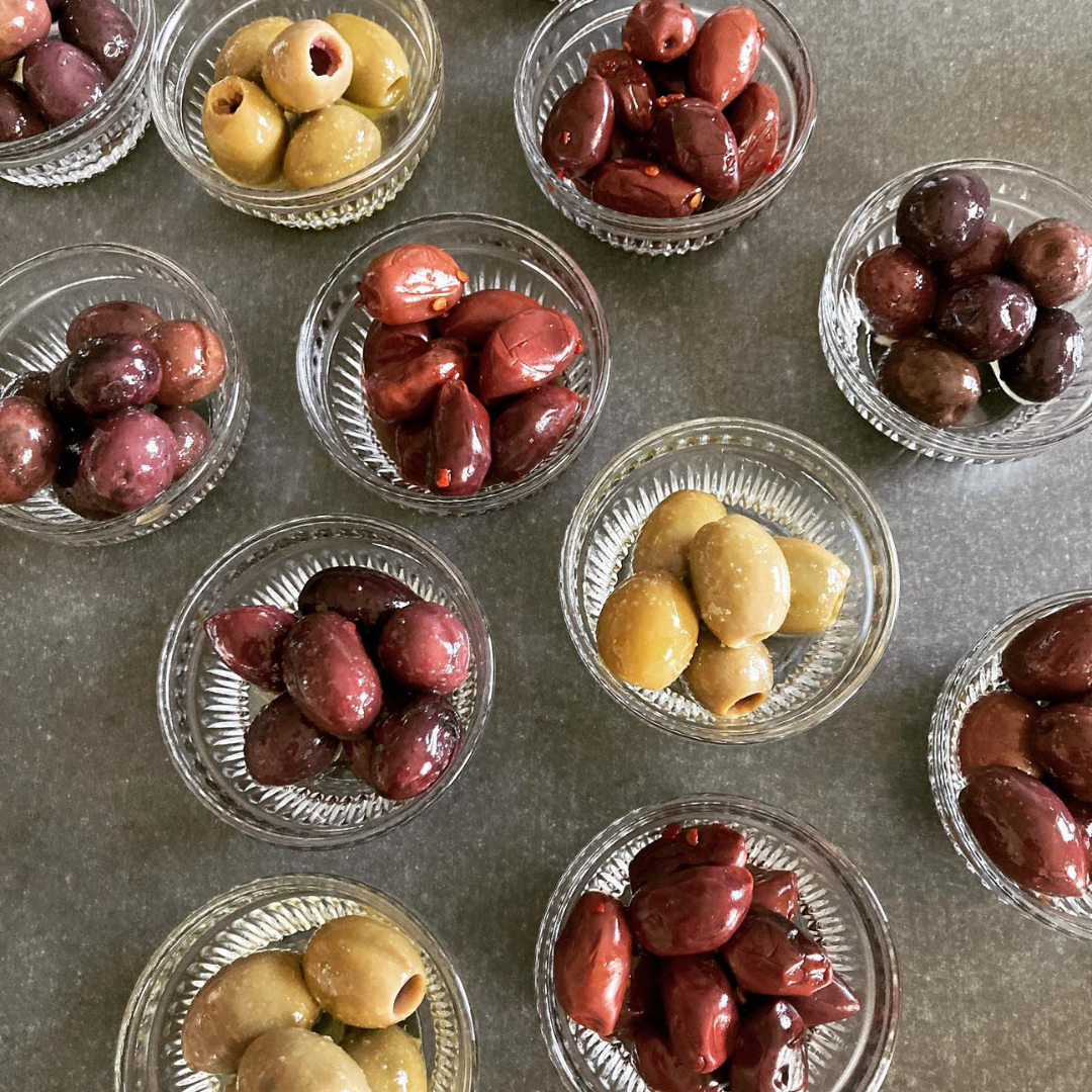 Authentische griechische Tafeloliven: Kalamata, Chalkidiki und Pelion-Oliven von GREEN GREECE – frisch, handverlesen und reich an Nährstoffen, ideal für mediterrane Gerichte und gesunde Ernährung.