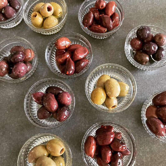 Authentische griechische Tafeloliven: Kalamata, Chalkidiki und Pelion-Oliven von GREEN GREECE – frisch, handverlesen und reich an Nährstoffen, ideal für mediterrane Gerichte und gesunde Ernährung.