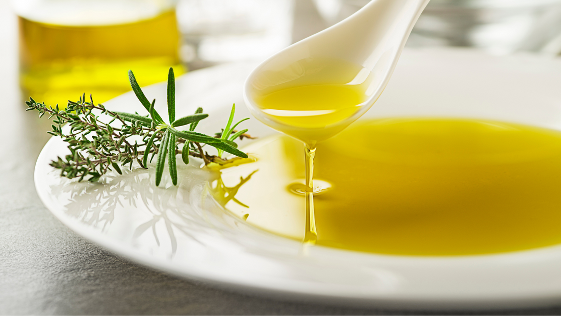Frisches extra natives Olivenöl von GREEN GREECE, gelagert in hochwertigen Edelstahltanks, um Frische und Qualität zu bewahren.