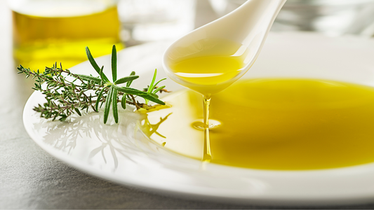 Frisches extra natives Olivenöl von GREEN GREECE, gelagert in hochwertigen Edelstahltanks, um Frische und Qualität zu bewahren.