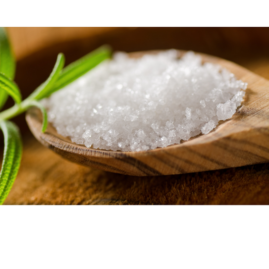 Handgeerntetes Fleur de Sel aus der Lagune von Messolongi in einer Schale, mit feinen, knusprigen Salzkristallen.
